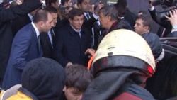 Kazayı gören Başbakan konvoyunu durdurdu
