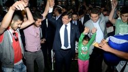 Başbakan Ahmet Davutoğlu horon tepti