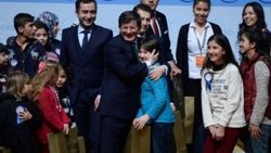 Küçük çocuk Davutoğlu'nu alnından öptü