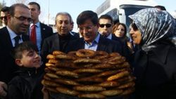 Başbakan Davutoğlu simit dağıttı