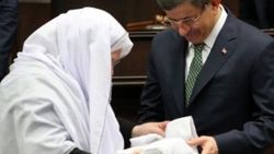 Davutoğlu'na tarihi Kur’an-ı Kerim hediye edildi
