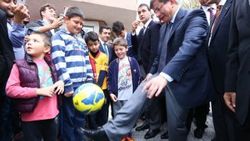 Başbakan Davutoğlu çocuklarla top oynadı harçlık dağıttı