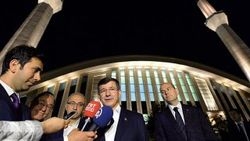Başbakan Davutoğlu teravih namazı kıldı