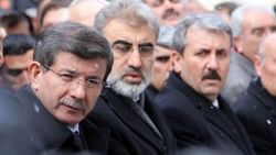 Davutoğlu Yazıcıoğlu'nun annesinin cenazesine katıldı
