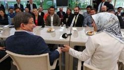 Davutoğlu Başbakanlık muhabirleriyle vedalaştı