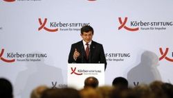 Davutoğlu: Paris yürüyüşü 3 depreme verilen tepkiydi