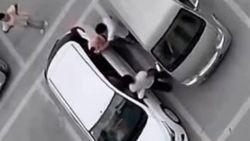 Çin'de iki adam bir kadını acımasızca dövdü İZLE