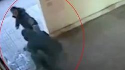 Eski kız arkadaşını döven adamı tek yumrukla nakavt etti