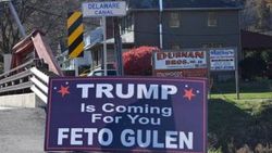 Pensilvanya'daki Trump destekçilerinden Gülen pankartı
