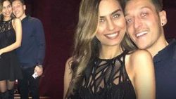 Amine Gülşe Mesut Özil'in yanında