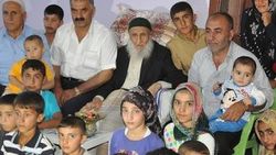 111 yaşındaki dede 110 torunuyla bayramlaştı