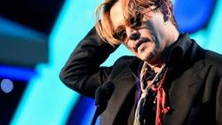 Johnny Depp sahneye sarhoş çıktı İZLE
