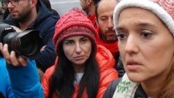 Demet Akalın Özgecan'ın ailesiyle buluştu