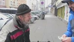 Evsizlerin önünde cüzdan düşürme deneyi İZLE