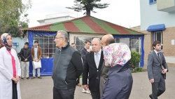 Deniz Baykal Türk okulunu ziyaret etti