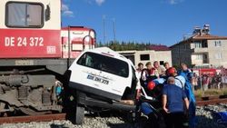Denizli'de tren otomobile çarptı: 4 ölü