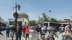 Denizli'de belediye otobüsü meydana daldı: 4 yaralı