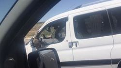 Denizli'de bir sürücü iki ayağı camda araç kullandı