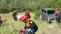 Denizli'de otomobil uçuruma devrildi: 2 ölü