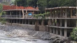 Rize'de dere yatağındaki inşaat ruhsatlıymış
