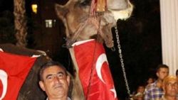Kumluca'da develerle demokrasi konvoyu