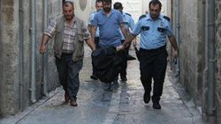 Doğurduğu bebeği odunluğa atıp hastaneye gitti