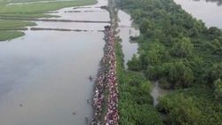 Myanmar'dan kaçan Müslümanlar havadan görüntülendi