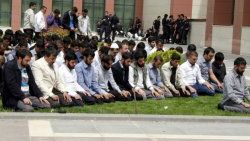 Dicle Üniversitesi bahçesinde toplu namaz