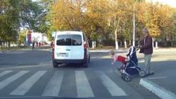 Ukrayna'da dikkatsiz adamın bebeği düşürme anı
