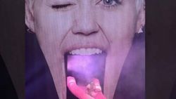 Dil kaydırağı Miley Cyrus'un başına dert oldu
