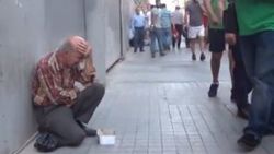 Ağlama numarası yapan dilenci oyunculara taş çıkarttı İZLE