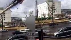 Dev reklam panosu araçların üzerine devrildi