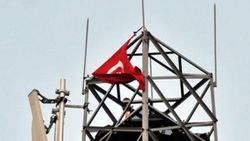 Antalya'da bir kişi kimliği yok diye direğe tırmandı
