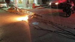 Yüksek gerilim hattına takılan vinç direği devirdi