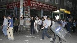 Diyarbakır'da bir derneğe ses bombası atıldı