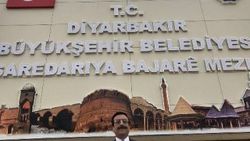 Diyarbakır'da kayyum yeni tabela önünde poz verdi