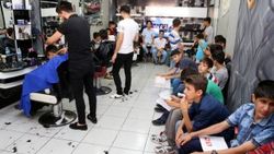 Diyarbakırlı kuaför başarı belgesi getireni tıraş ediyor