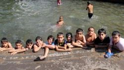 Diyarbakırlı çocuklar süs havuzunda serinliyor