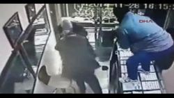 Diyarbakır'da maskeli soyguncular kuyumcuyu dövdü