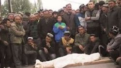 Uygur gencini kırmızı ışıkta geçti diye öldürdüler