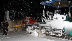 Ağrı'da kar nedeniyle yollar ulaşıma kapandı