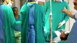 Hindistan'da doktorların ameliyat masasında kavgası
