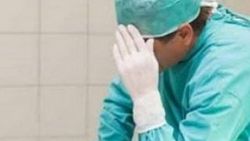 Diyarbakır'da bir doktor hemşireye makasla saldırdı