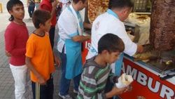 Taksim'deki dönerci 40 Suriyeli çocuğa daha döner dağıttı