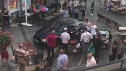 Yalova'da bir sürücü yayaların üstüne araç sürdü