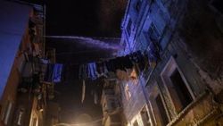 Beyoğlu'nda 3 katlı metruk bina yandı