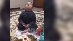 Sahurda uykulu haliyle yemek yedi