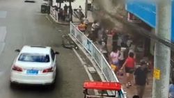Dev reklam panosu insanların üzerine devrildi