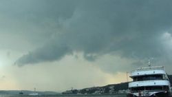 İstanbul'da kara bulutlar ve yağmur
