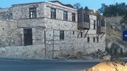 Osmanlı'dan kalan konağın kapısından madeni para çıktı